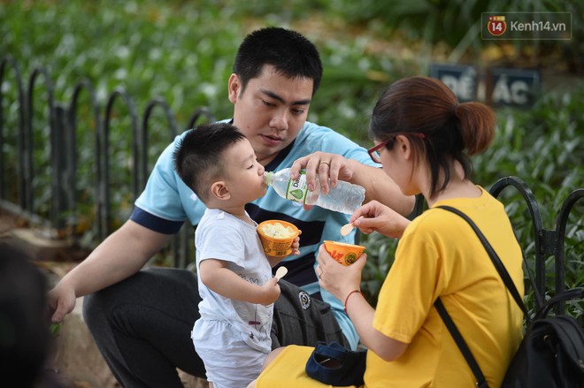 Khu vui chơi, trung tâm thương mại, rạp phim ở Thủ đô đông đúc trong ngày đầu nghỉ lễ - Ảnh 7.