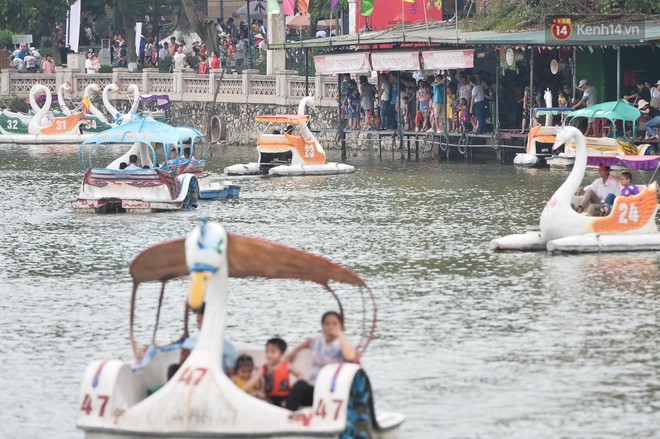 Khu vui chơi, trung tâm thương mại, rạp phim ở Thủ đô đông đúc trong ngày đầu nghỉ lễ - Ảnh 8.