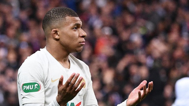 Truyền nh&acirc;n Quả b&oacute;ng v&agrave;ng của Ronaldo v&agrave; Messi đạp đối thủ gh&ecirc; rợn, nhận thẻ đỏ ngay lập tức - Ảnh 5.
