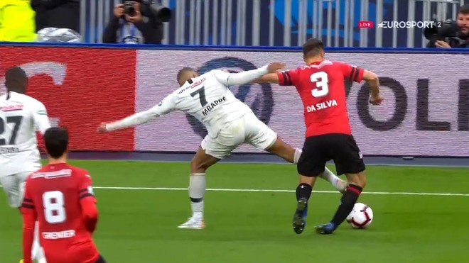 Truyền nh&acirc;n Quả b&oacute;ng v&agrave;ng của Ronaldo v&agrave; Messi đạp đối thủ gh&ecirc; rợn, nhận thẻ đỏ ngay lập tức - Ảnh 3.