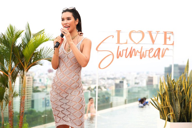 Si&ecirc;u mẫu H&agrave; Anh khoe d&aacute;ng bốc lửa trong buổi ra mắt BST bikini Love Swimwear, b&aacute;n độc quyền tr&ecirc;n Shopee - Ảnh 1.