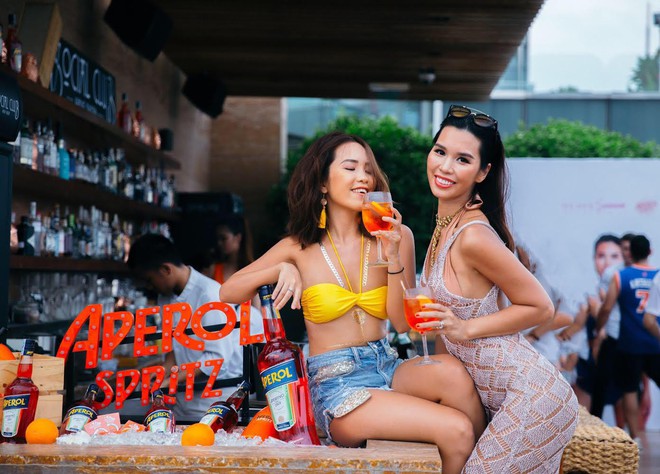 Si&ecirc;u mẫu H&agrave; Anh khoe d&aacute;ng bốc lửa trong buổi ra mắt BST bikini Love Swimwear, b&aacute;n độc quyền tr&ecirc;n Shopee - Ảnh 6.