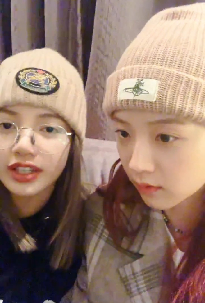V&ocirc; tư như Lisa (Black Pink): Thản nhi&ecirc;n ngồi bệt xuống đất rồi th&aacute;o tất ngay giữa concert - Ảnh 6.