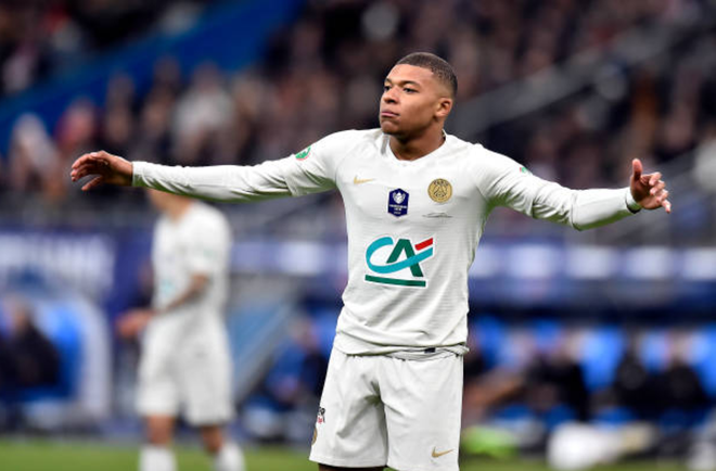 Truyền nh&acirc;n Quả b&oacute;ng v&agrave;ng của Ronaldo v&agrave; Messi đạp đối thủ gh&ecirc; rợn, nhận thẻ đỏ ngay lập tức - Ảnh 2.