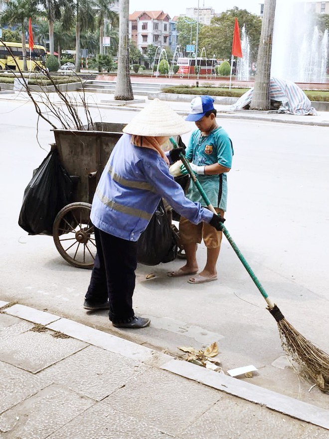 Cảm động hình ảnh cậu bé phụ mẹ thu gom rác trong những ngày nghỉ lễ: Mẹ không được nghỉ, cháu làm cho mẹ đỡ mệt - Ảnh 1.