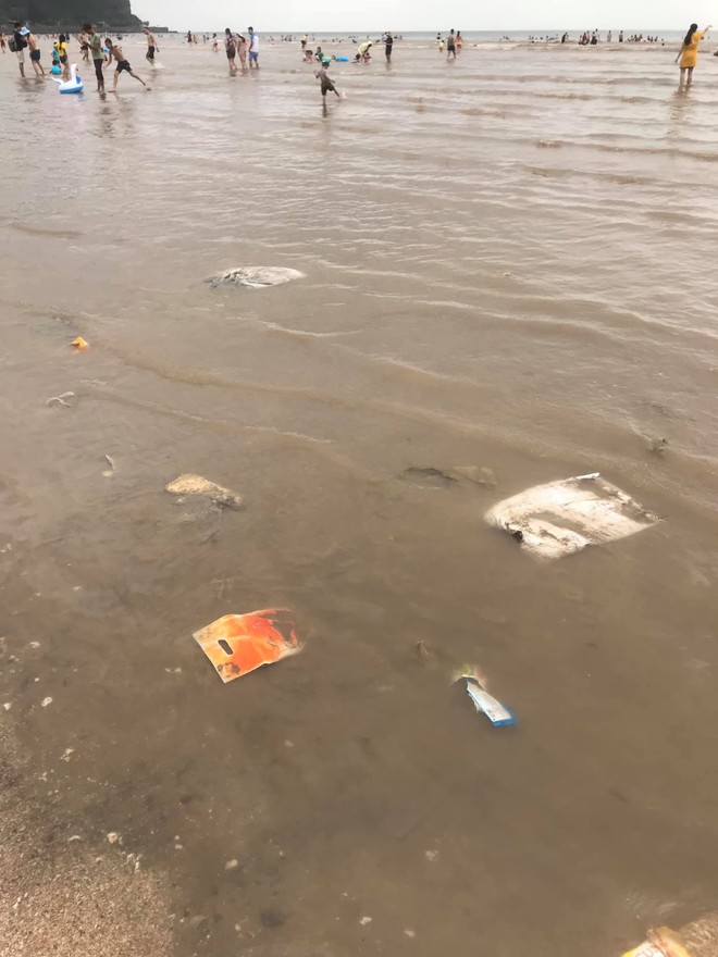Kinh hãi cảnh rác nổi lềnh bềnh ở bãi biển Đồ Sơn, du khách vẫn vô tư xuống tắm - Ảnh 5.