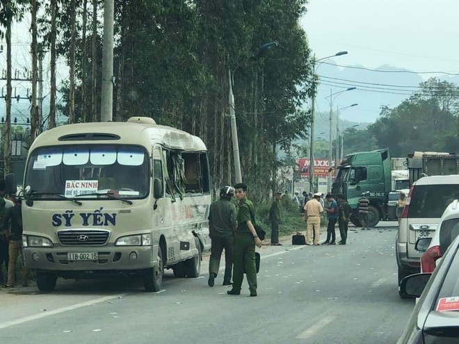 Va chạm kinh hoàng giữa xe đầu kéo với xe khách, 5 người thương vong - Ảnh 1.