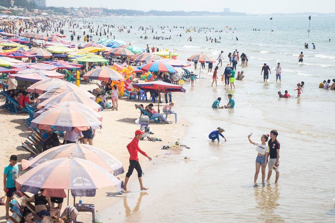 B&#227;i biển Vũng T&#224;u đ&#244;ng như vỡ trận, du kh&#225;ch n&#224;o chụp được ảnh m&#224; chỉ c&#243; 1 m&#236;nh quả l&#224; kỳ t&#237;ch - Ảnh 3.