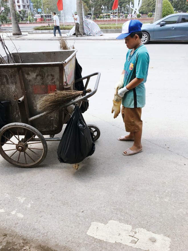 Cảm động hình ảnh cậu bé phụ mẹ thu gom rác trong những ngày nghỉ lễ: Mẹ không được nghỉ, cháu làm cho mẹ đỡ mệt - Ảnh 2.