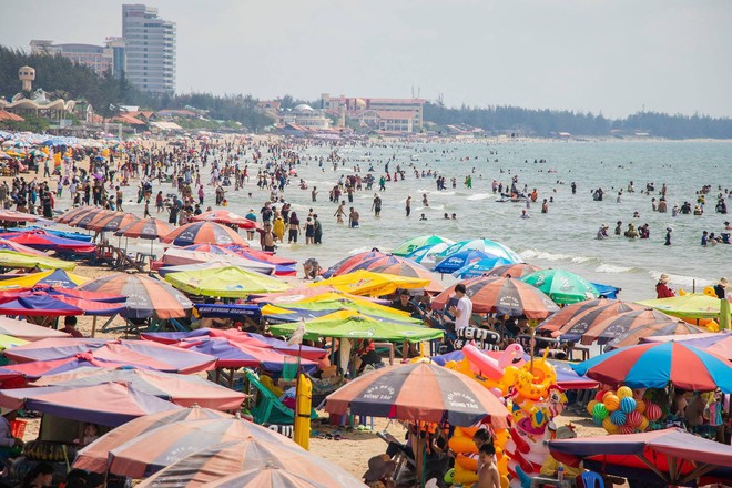 B&#227;i biển Vũng T&#224;u đ&#244;ng như vỡ trận, du kh&#225;ch n&#224;o chụp được ảnh m&#224; chỉ c&#243; 1 m&#236;nh quả l&#224; kỳ t&#237;ch - Ảnh 3.