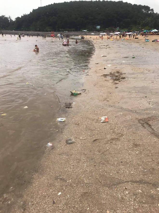 Kinh hãi cảnh rác nổi lềnh bềnh ở bãi biển Đồ Sơn, du khách vẫn vô tư xuống tắm - Ảnh 3.