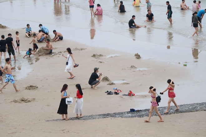 Bên bãi biển Vũng Tàu là biển người đông như vỡ trận, tôi đố chị em nào chụp được ảnh mà chỉ có 1 mình? - Ảnh 4.