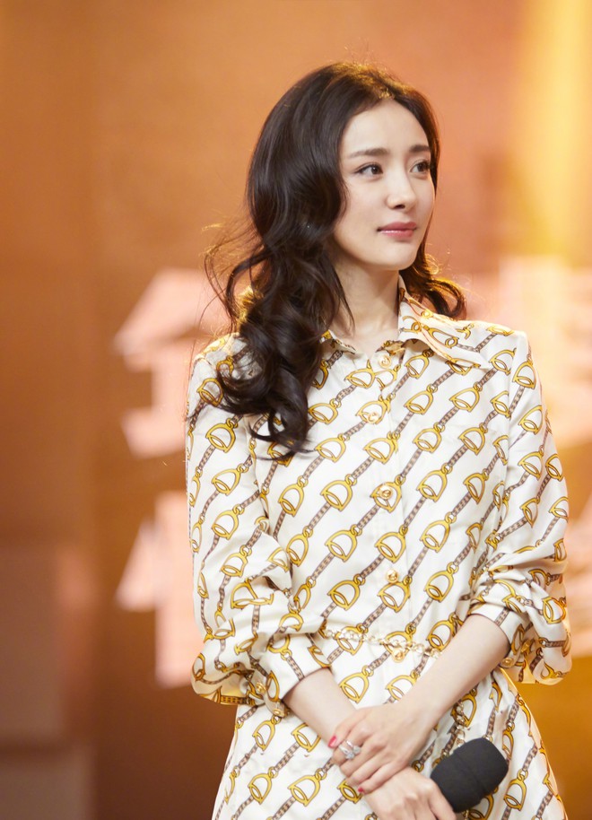 Sau tin đồn c&oacute; thai với Hoắc Kiến Hoa, Dương Mịch lần đầu xuất hiện rạng rỡ b&ecirc;n người t&igrave;nh - Ảnh 2.
