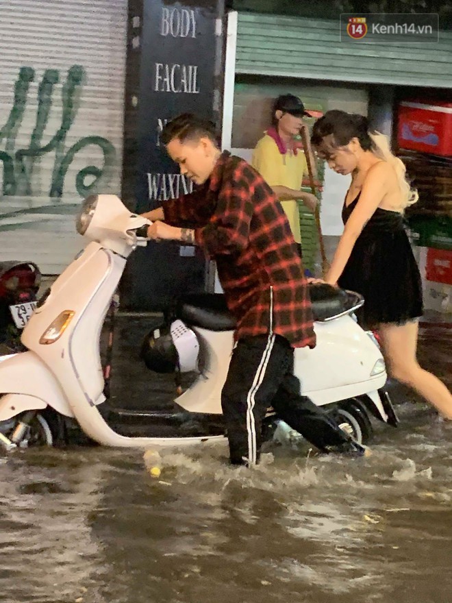 Hà Nội đón trận mưa lớn bất ngờ sau chuỗi ngày oi bức đến ngộp thở, một số tuyến đường bắt đầu ngập úng - Ảnh 18.