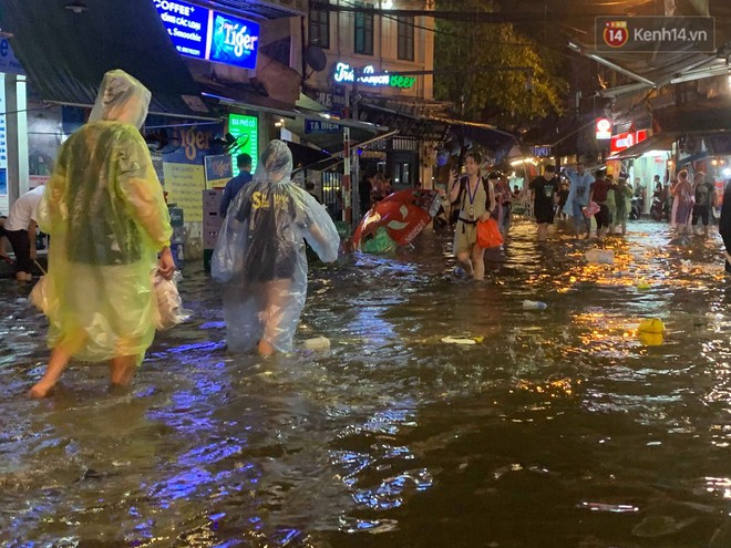 Hà Nội đón trận mưa lớn bất ngờ sau chuỗi ngày oi bức đến ngộp thở, một số tuyến đường bắt đầu ngập úng - Ảnh 16.