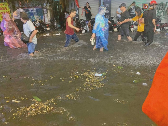 Hà Nội đón trận mưa lớn bất ngờ sau chuỗi ngày oi bức đến ngộp thở, một số tuyến đường bắt đầu ngập úng - Ảnh 11.