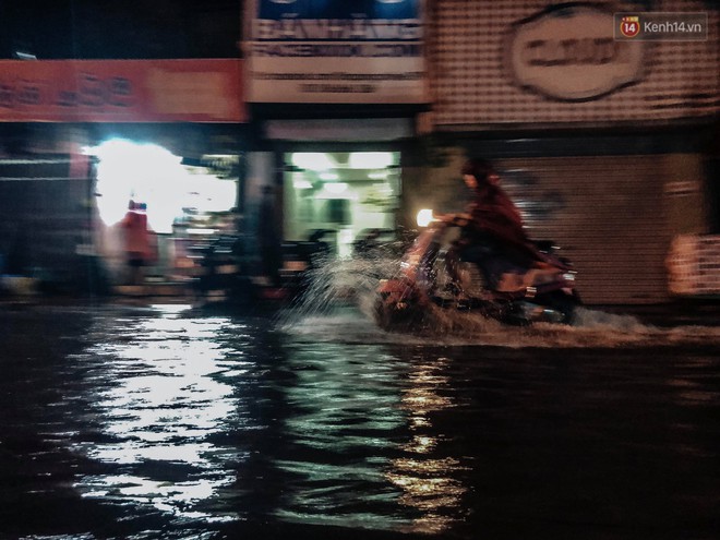 Hà Nội đón trận mưa lớn bất ngờ sau chuỗi ngày oi bức đến ngộp thở, một số tuyến đường bắt đầu ngập úng - Ảnh 14.