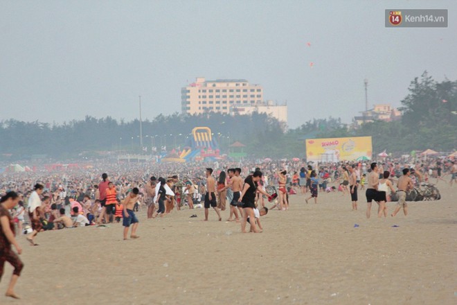 Ch&ugrave;m ảnh: Biển Cửa L&ograve; &ldquo;gồng m&igrave;nh&rdquo; đ&oacute;n h&agrave;ng vạn du kh&aacute;ch đến tắm biển - Ảnh 7.