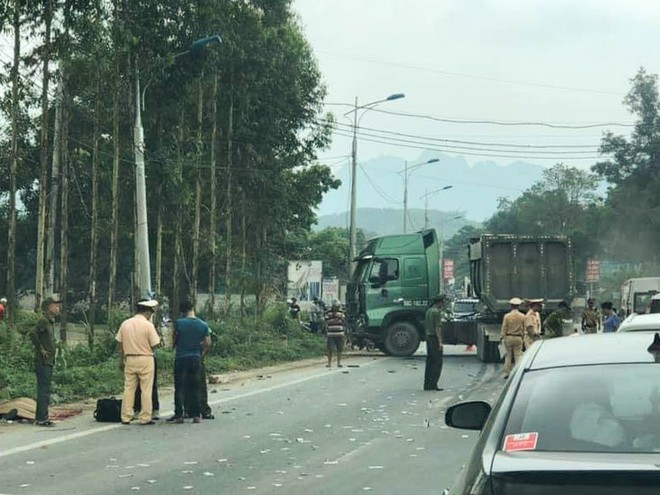 Va chạm kinh hoàng giữa xe đầu kéo với xe khách, 5 người thương vong - Ảnh 2.