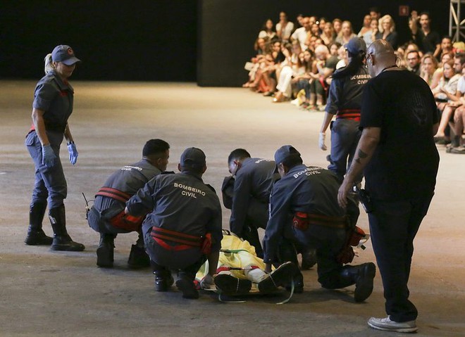 Hi hữu: Mẫu nam tử nạn ngay trên sàn diễn thời trang sau khi vấp dây giày lúc catwalk - Ảnh 3.