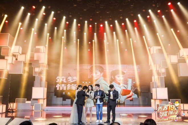 Sau tin đồn c&oacute; thai với Hoắc Kiến Hoa, Dương Mịch lần đầu xuất hiện rạng rỡ b&ecirc;n người t&igrave;nh - Ảnh 7.