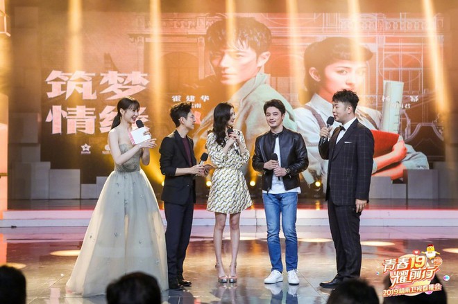 Sau tin đồn c&oacute; thai với Hoắc Kiến Hoa, Dương Mịch lần đầu xuất hiện rạng rỡ b&ecirc;n người t&igrave;nh - Ảnh 4.