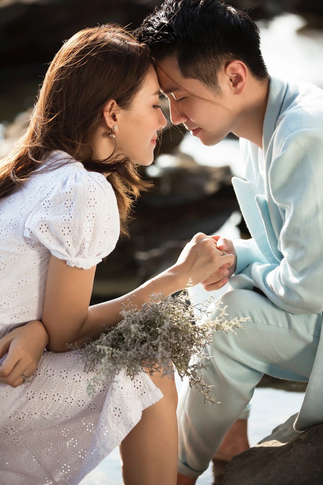 L&ecirc; H&agrave; ch&iacute;nh thức tổ chức lễ cưới, n&oacute;i lời trăm năm với &ocirc;ng x&atilde; điển trai khi con g&aacute;i tr&ograve;n 1 tuổi - Ảnh 2.