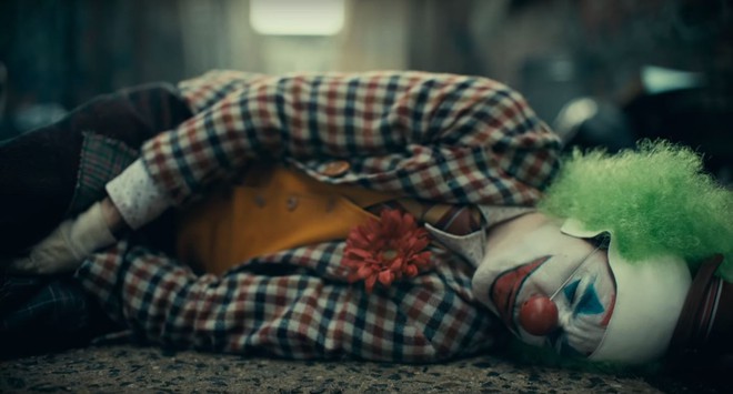 DC bất ngờ đánh úp fan bằng trailer Joker u ám lẫn điên loạn - Ảnh 2.