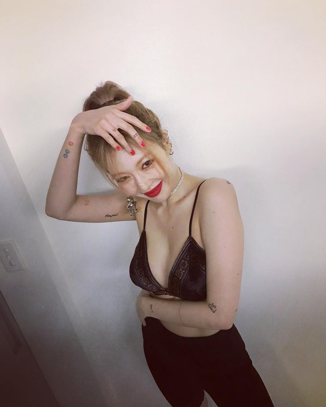 Hyuna chẳng c&ograve;n biết ngại l&agrave; g&igrave;, xả cả loạt ảnh cố t&igrave;nh zoom khoe trọn v&ograve;ng 1 n&oacute;ng bỏng mắt - Ảnh 1.