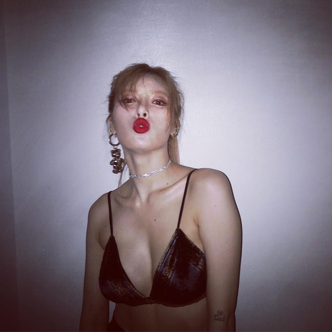 Hyuna chẳng còn biết ngại là gì, xả cả loạt ảnh cố tình zoom khoe trọn vòng 1 nóng bỏng mắt - Ảnh 6.