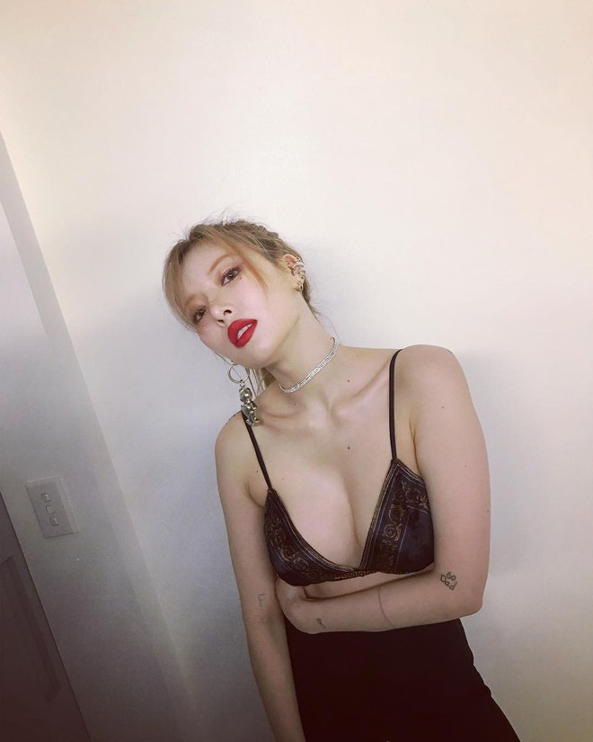 Hyuna chẳng còn biết ngại là gì, xả cả loạt ảnh cố tình zoom khoe trọn vòng 1 nóng bỏng mắt - Ảnh 2.