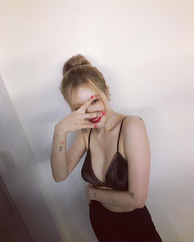 Hyuna chẳng c&ograve;n biết ngại l&agrave; g&igrave;, xả cả loạt ảnh cố t&igrave;nh zoom khoe trọn v&ograve;ng 1 n&oacute;ng bỏng mắt - Ảnh 3.