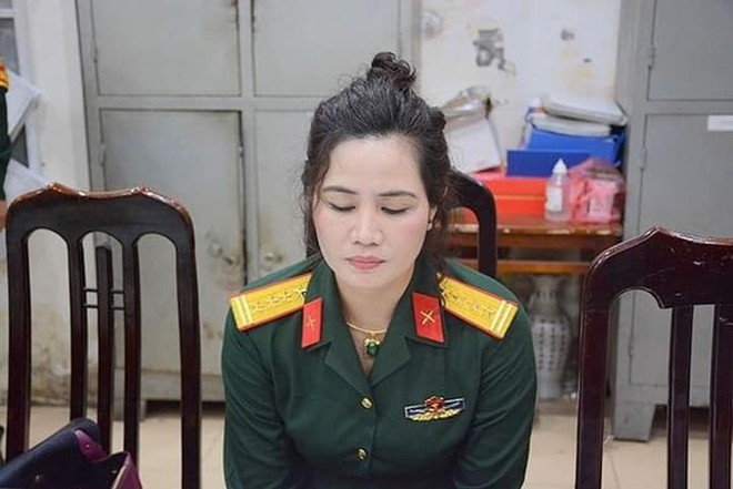 Nữ nh&acirc;n vi&ecirc;n c&ocirc;ng ty luật khai mua qu&acirc;n phục h&agrave;m đại t&aacute; để mặc đi... khoe - Ảnh 1.