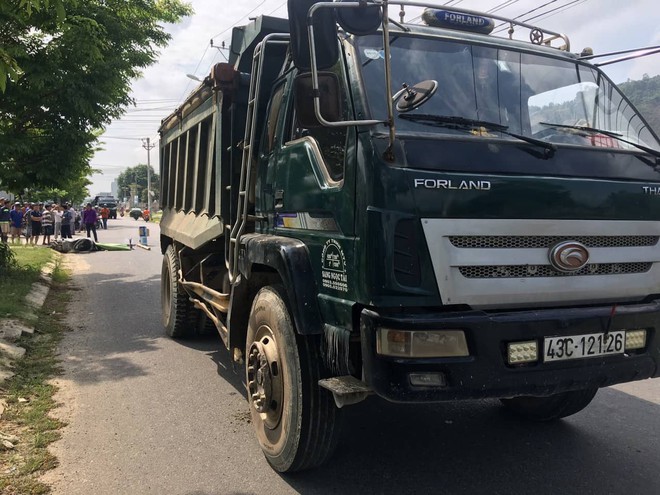 Nữ sinh vi&ecirc;n 19 tuổi chết thảm dưới b&aacute;nh xe ben tr&ecirc;n đường đi học - Ảnh 1.