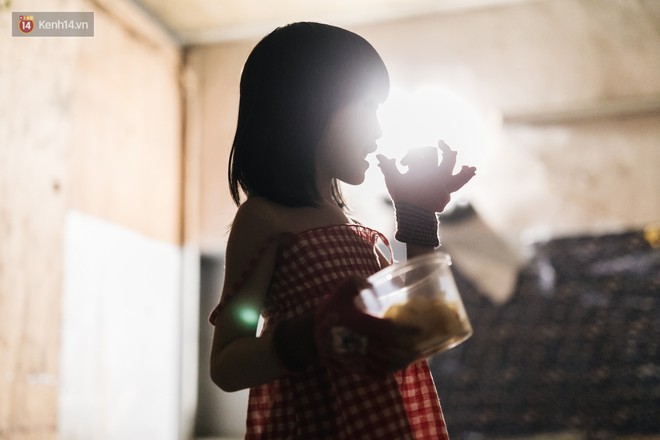 Bất ngờ nổi tiếng sau 1 đêm, bé gái 6 tuổi phối đồ chất ở Hà Nội trở về những ngày lang thang bán hàng rong cùng mẹ - Ảnh 5.