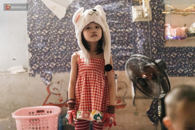 Bất ngờ nổi tiếng sau 1 đêm, bé gái 6 tuổi phối đồ chất ở Hà Nội trở về những ngày lang thang bán hàng rong cùng mẹ - Ảnh 8.