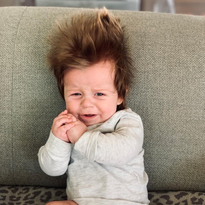 Em bé mới 4 tháng tuổi đã là ngôi sao Instagram nhờ mái tóc ‘dựng bất chấp’ từ khi lọt lòng - Ảnh 2.