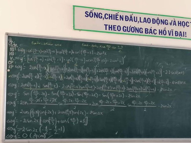 Chiếc bảng khiến học sinh chóng mặt đau đầu tự hỏi: Đây là tiếng nước gì và tôi đã làm thế nào để tốt nghiệp vậy? - Ảnh 1.