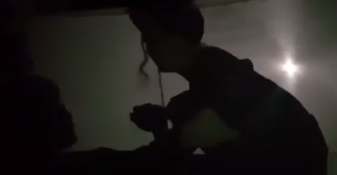  Thầy cũng kh&ocirc;ng biết trước tụi em sẽ diễn cảnh n&oacute;ng! - Ảnh 1.