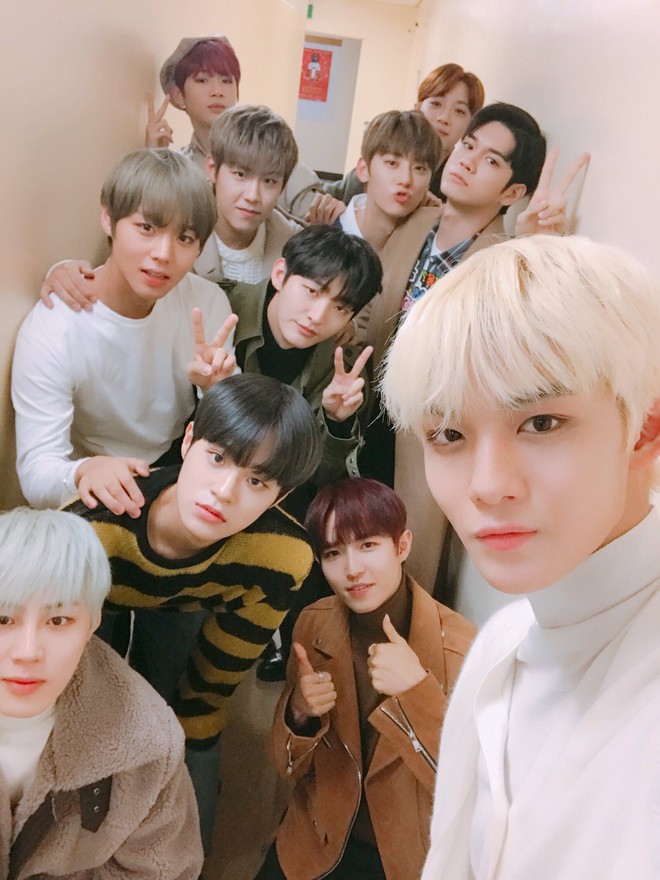 Hơn cả đụng h&agrave;ng, việc c&aacute;c cựu th&agrave;nh vi&ecirc;n Wanna One c&ugrave;ng mặc một chiếc &aacute;o lại mang &yacute; nghĩa khiến fan ấm l&ograve;ng - Ảnh 1.