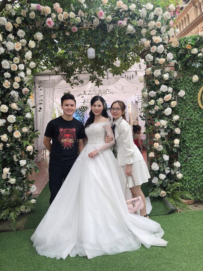 Bạn gái Quang Hải: Bình thường chuyên bị soi style sexy táo bạo, nhưng đi đám cưới lại được khen vì mặc đồ ý nhị - Ảnh 2.