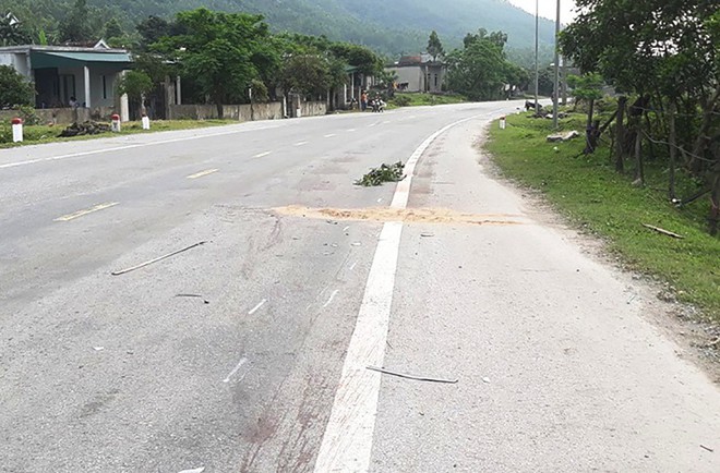 Cán bộ biên phòng điều khiển ô tô va chạm với xe máy, 2 người tử vong - Ảnh 1.