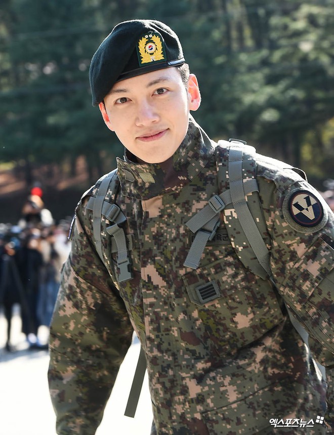 Ngạc nhiên chưa, Ji Chang Wook hóa Captain America “đóng băng” trong 20 năm” để thực hiện ước mơ lái siêu xe màu đỏ - Ảnh 1.