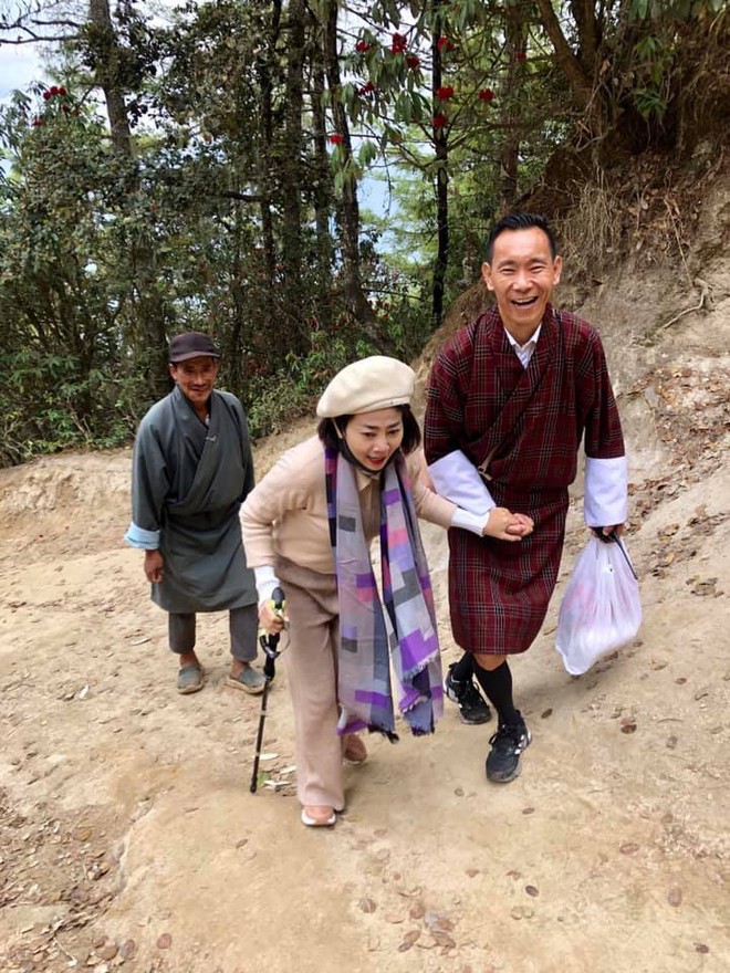 T&igrave;nh bạn ch&acirc;n th&agrave;nh nơi showbiz: C&aacute;i &ocirc;m của Ốc Thanh V&acirc;n v&agrave; giọt nước mắt của Mai Phương ở nơi hạnh ph&uacute;c nhất Tr&aacute;i đất - Ảnh 8.