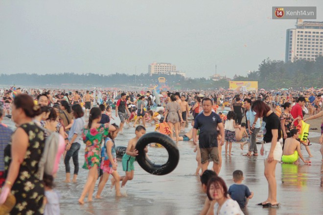 Hàng loạt điểm du lịch thất thủ dịp nghỉ lễ: Xem ảnh xong nhiều người thở phào vì đã ở nhà! - Ảnh 5.