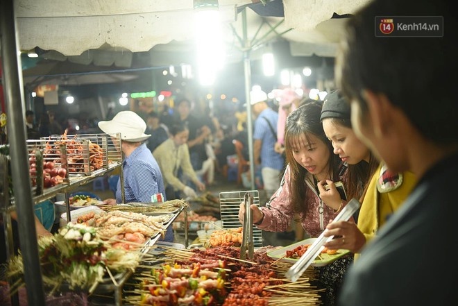 Chợ đêm Đà Lạt “vỡ trận” vì du khách đổ về quá đông, điểm trông giữ xe tê liệt không còn chỗ trống  - Ảnh 7.