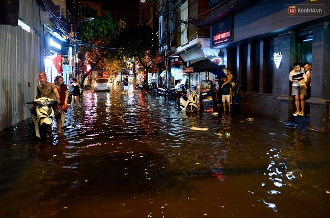 Hà Nội: Phố tây Tạ Hiện - Lương Ngọc Quyến mênh mông nước, nhiều cặp đôi phải cõng nhau di chuyển - Ảnh 1.