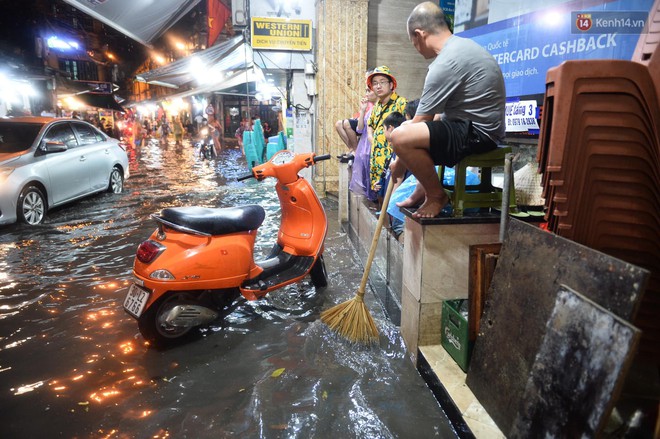 Hà Nội: Phố tây Tạ Hiện - Lương Ngọc Quyến mênh mông nước, nhiều cặp đôi phải cõng nhau di chuyển - Ảnh 10.