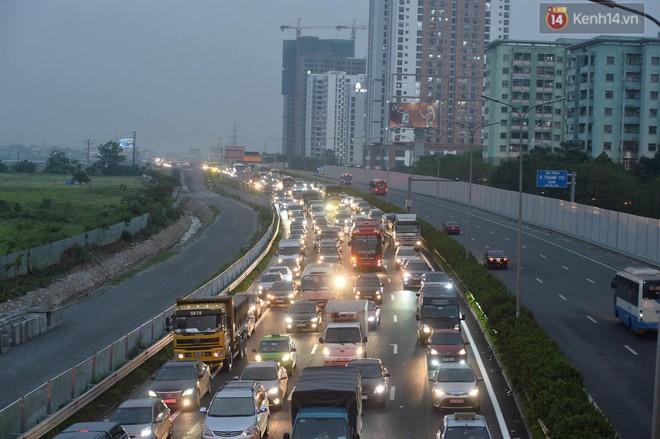 Người dân đổ ùn ùn về Thủ đô sớm do lo ngại đông đúc tắc đường trong ngày cuối cùng nghỉ lễ - Ảnh 3.