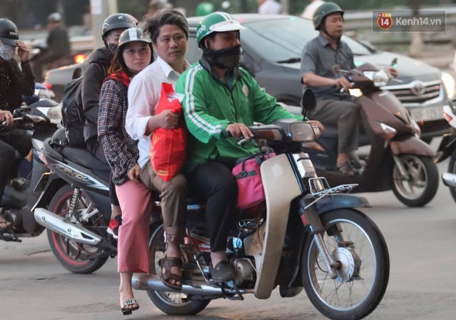 Người dân đổ ùn ùn về Thủ đô sớm do lo ngại đông đúc tắc đường trong ngày cuối cùng nghỉ lễ - Ảnh 6.